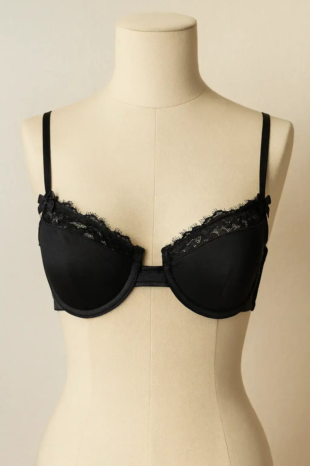 حمالة صدر من Shein بالدانتيل الأسود