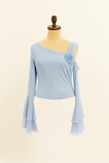 بلوزة بأكمام طويلة وتصميم كتف مكشوف مع وردة زينة منShein