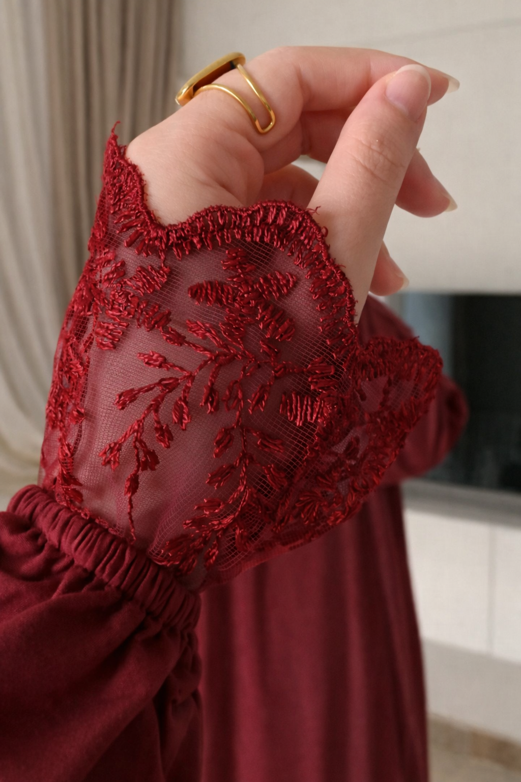 إسدال قماش كتان اسباني معرج  مزود ب كابيشو وطرحه مع دانتيل بالكمام والكابيشو