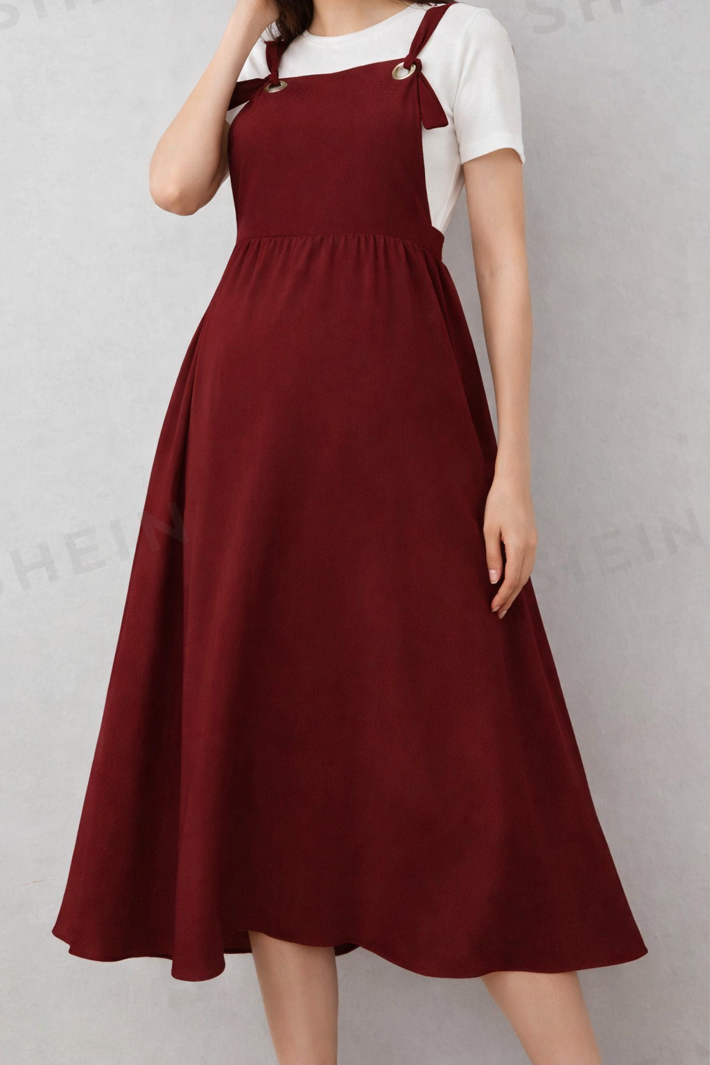 فستان نبيتي بحمالات بطول متوسط من Shein