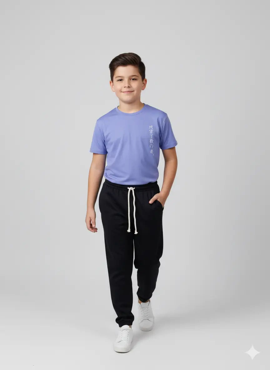 طقم ولادي كاجوال مكون من تيشيرت بنفسجي وبنطلون رياضي أسود