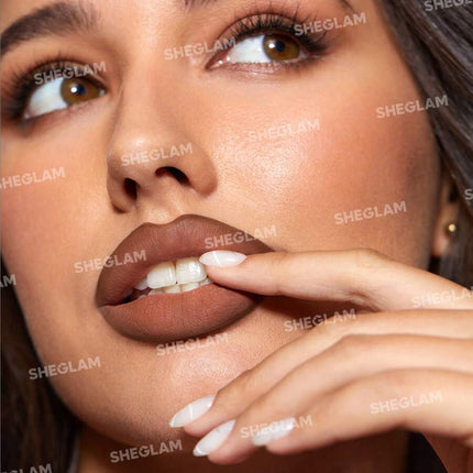 روج وقلم تحديد شفاه من مجموعة Glam 101 من شيجلام