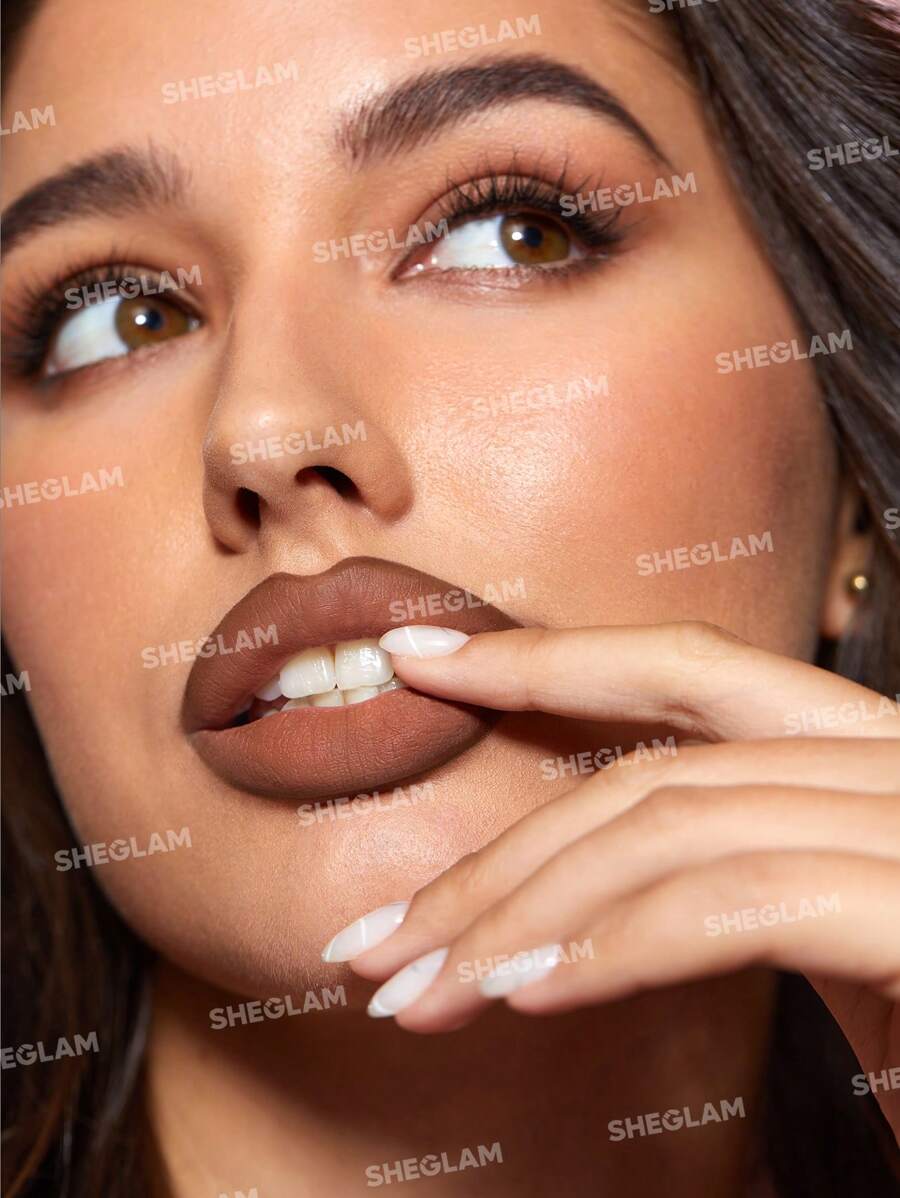 روج وقلم تحديد شفاه من مجموعة Glam 101  من شيجلام