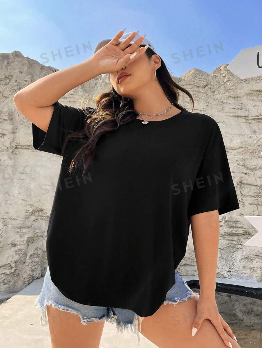 تي شيرت نسائي بأكمام قصيرة وأكتاف منسدلة مع تصميم شكل فراشة من الخلف من إيزي وير – شي إن
