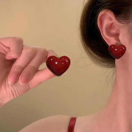 أقراط نسائية على شكل قلب باللون الأحمر – تصميم أنيق وعصري