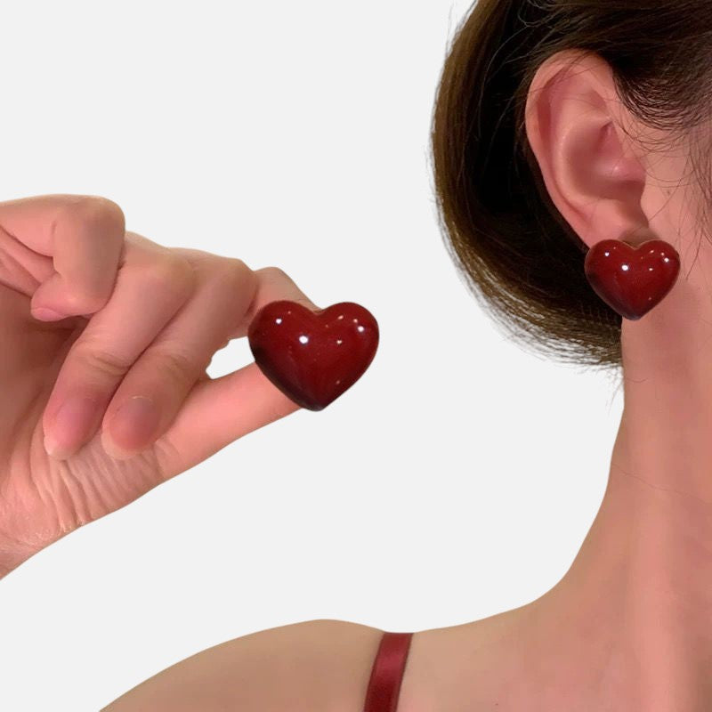 أقراط نسائية على شكل قلب باللون الأحمر – تصميم أنيق وعصري