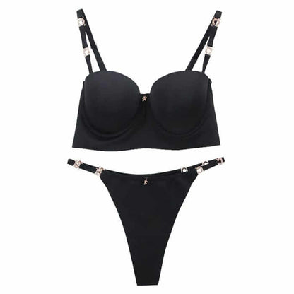 طقم حمالة صدر سلكية وملابس داخلية بلون سادة بسيط