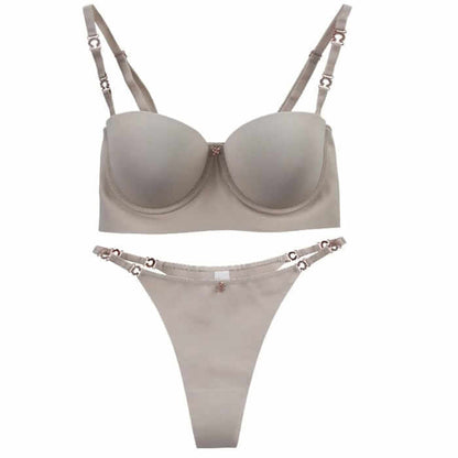 طقم حمالة صدر سلكية وملابس داخلية بلون سادة بسيط