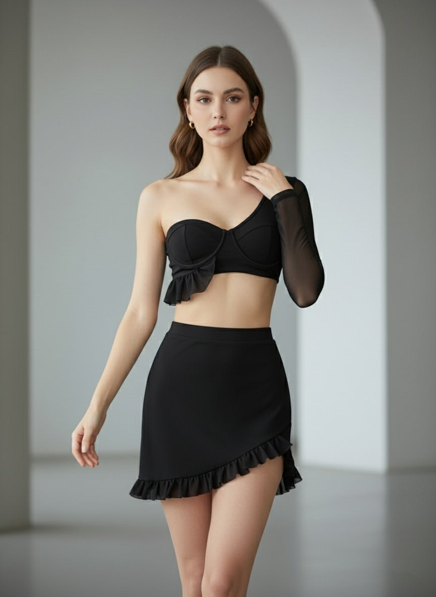 طقم أنيق باللون الأسود بياقة غير متناظرة وتنورة بكشكش