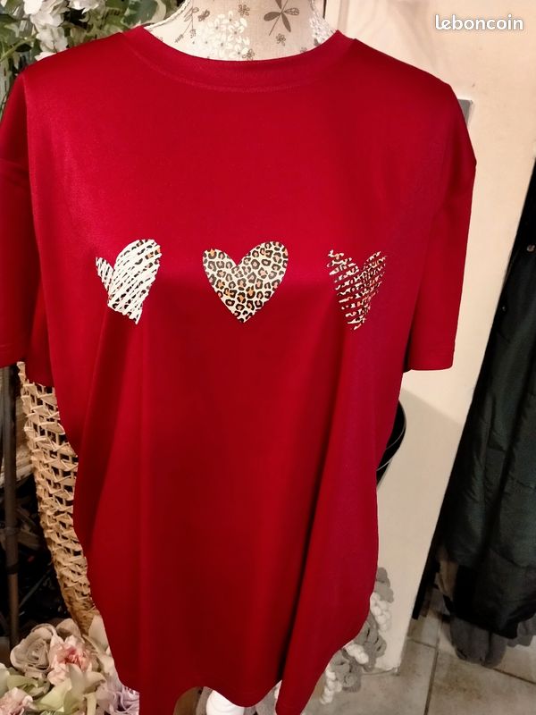 تيشيرت أحمر مطبوع بقلوب من Shein