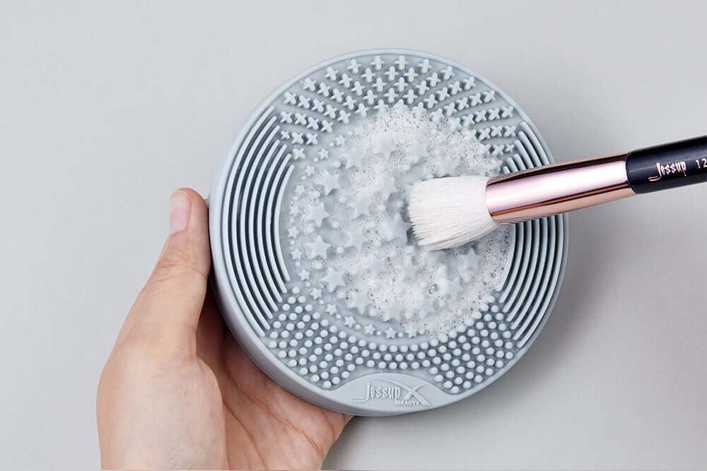 منظف الفرش 2 في 1 جاف (إسفنجي) ورطب (سيليكون)