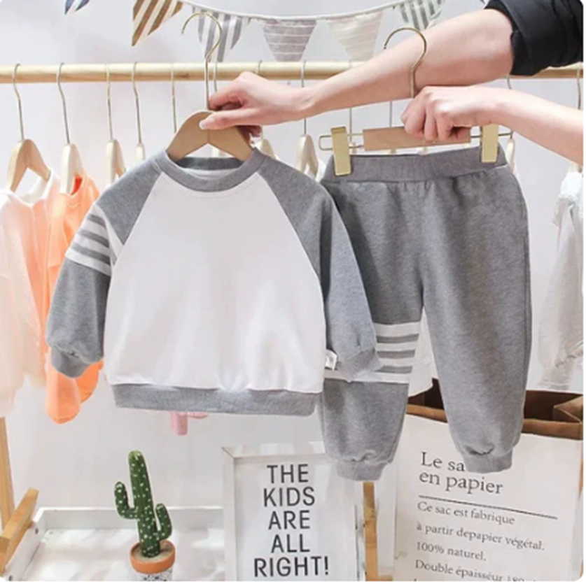 طقم أولادي قطعتين سويتشيرت رمادي وأبيض مع بنطال رياضي من Shein