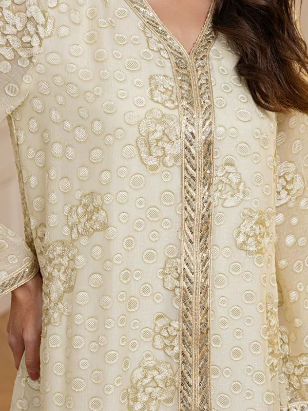 عباية كريمية مطرزة بتفاصيل ذهبية من Shein
