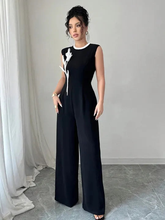 جمبسوت أسود أنيق بدون أكمام بتفاصيل زهرة بيضاء