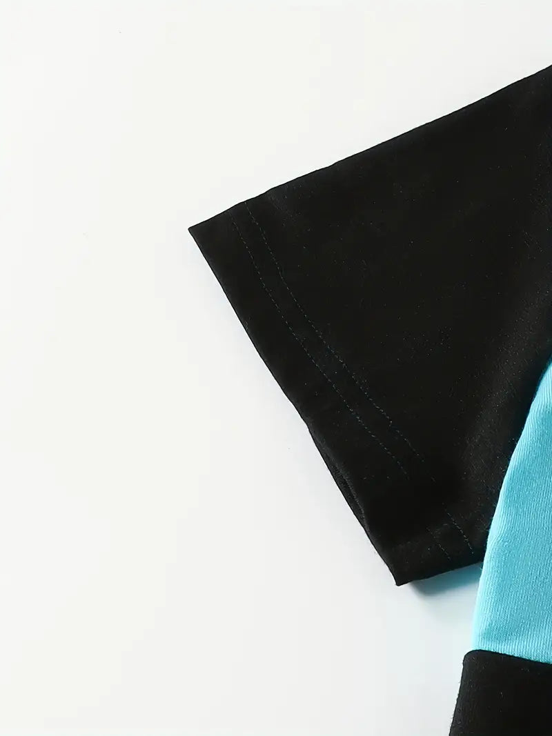 طقم ولادي مراهقين من شي إن – تيشيرت بتصميم ألوان متداخلة وطبعة حروف مع شورت كاجوال عصري