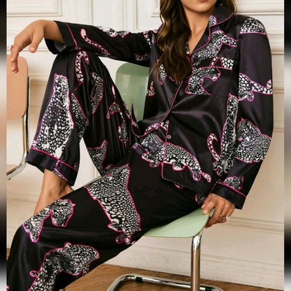 طقم نوم نسائي من Chillnights بطبعة فهد – قميص وبنطال أنيق ومريح