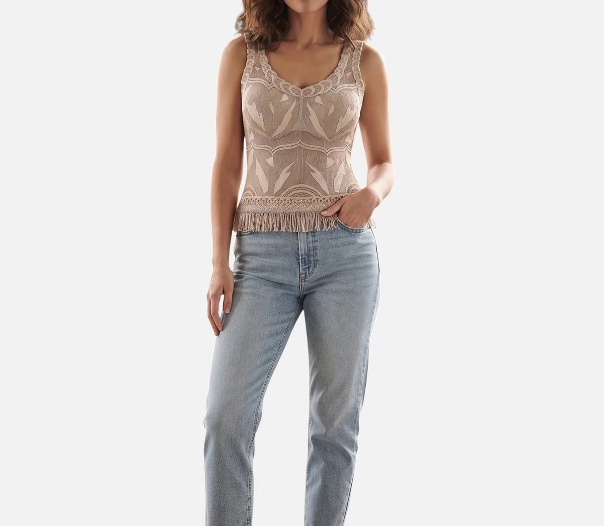 توب Shopyneer بدون خياطة من الدانتيل البيج بتصميم مريح وأنيق مع حواف شراشيب يرتديه عارضة أزياء