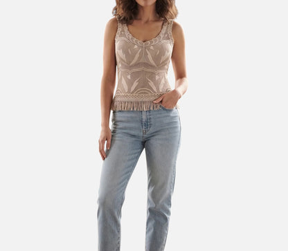 توب Shopyneer بدون خياطة من الدانتيل البيج بتصميم مريح وأنيق مع حواف شراشيب يرتديه عارضة أزياء