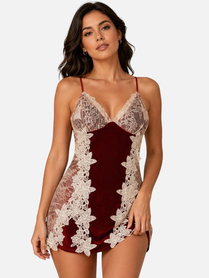 لانجيري Shopyneer قصير من المخمل الأحمر مع تفاصيل دانتيل بيج أنيقة وتصميم كاميسول جذاب