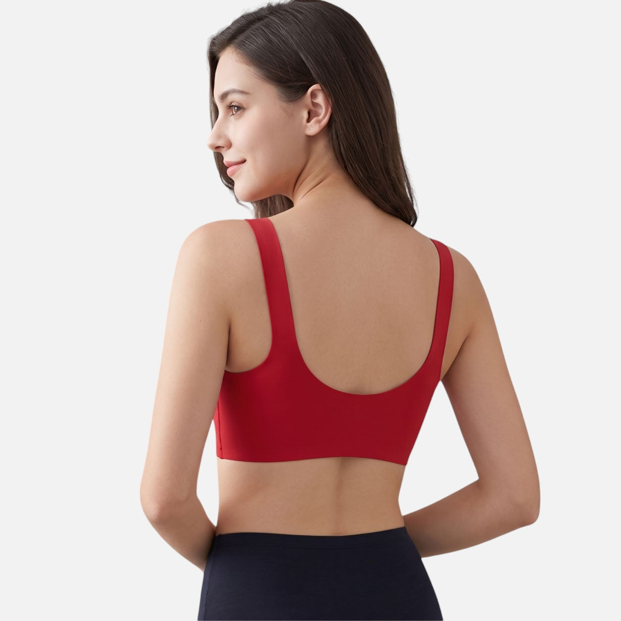 عارضة أزياء ترتدي حمالة صدر حمراء مريحة بدون سلك من Shopyneer تظهر بظهر مفتوح وتصميم داعم
