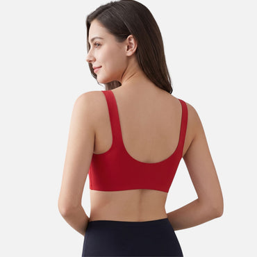 عارضة أزياء ترتدي حمالة صدر حمراء مريحة بدون سلك من Shopyneer تظهر بظهر مفتوح وتصميم داعم