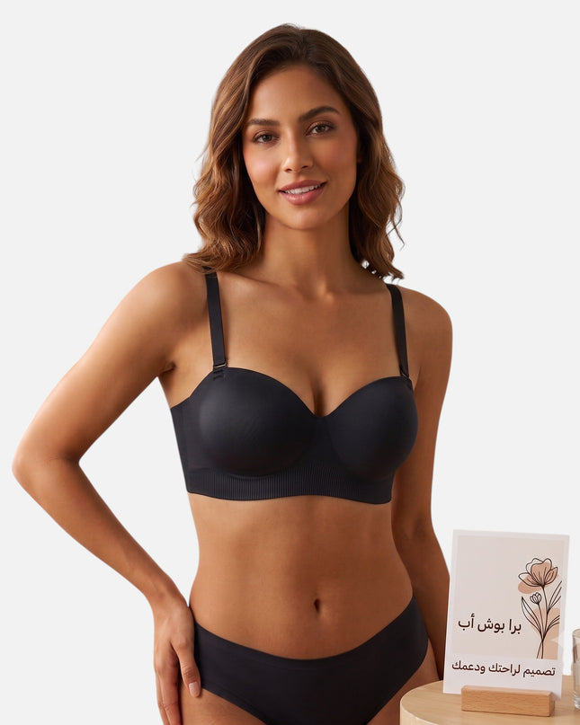 عارضة أزياء ترتدي حمالة صدر بوش أب سوداء مقصوصة بالليزر من Shopyneer توفر رفعاً طبيعياً ومظهراً ناعماً تحت الملابس