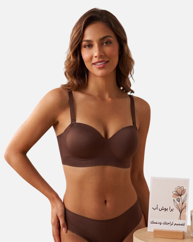 عارضة أزياء ترتدي حمالة صدر بوش أب بنية اللون من Shopyneer بتصميم مقصوص بالليزر ناعم ومريح للاستخدام اليومي