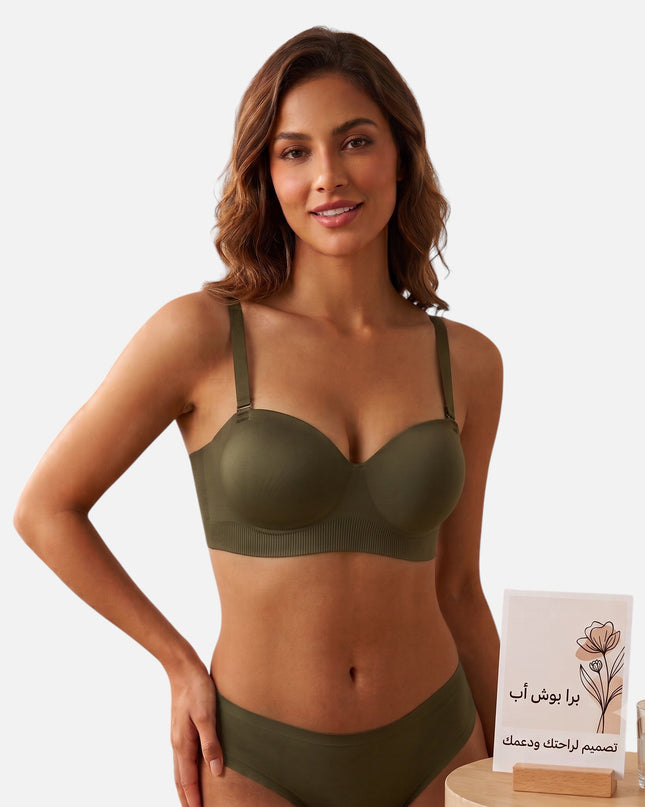 عارضة أزياء ترتدي حمالة صدر بوش أب خضراء مقصوصة بالليزر من Shopyneer بتصميم مريح وغير ظاهر تحت الملابس