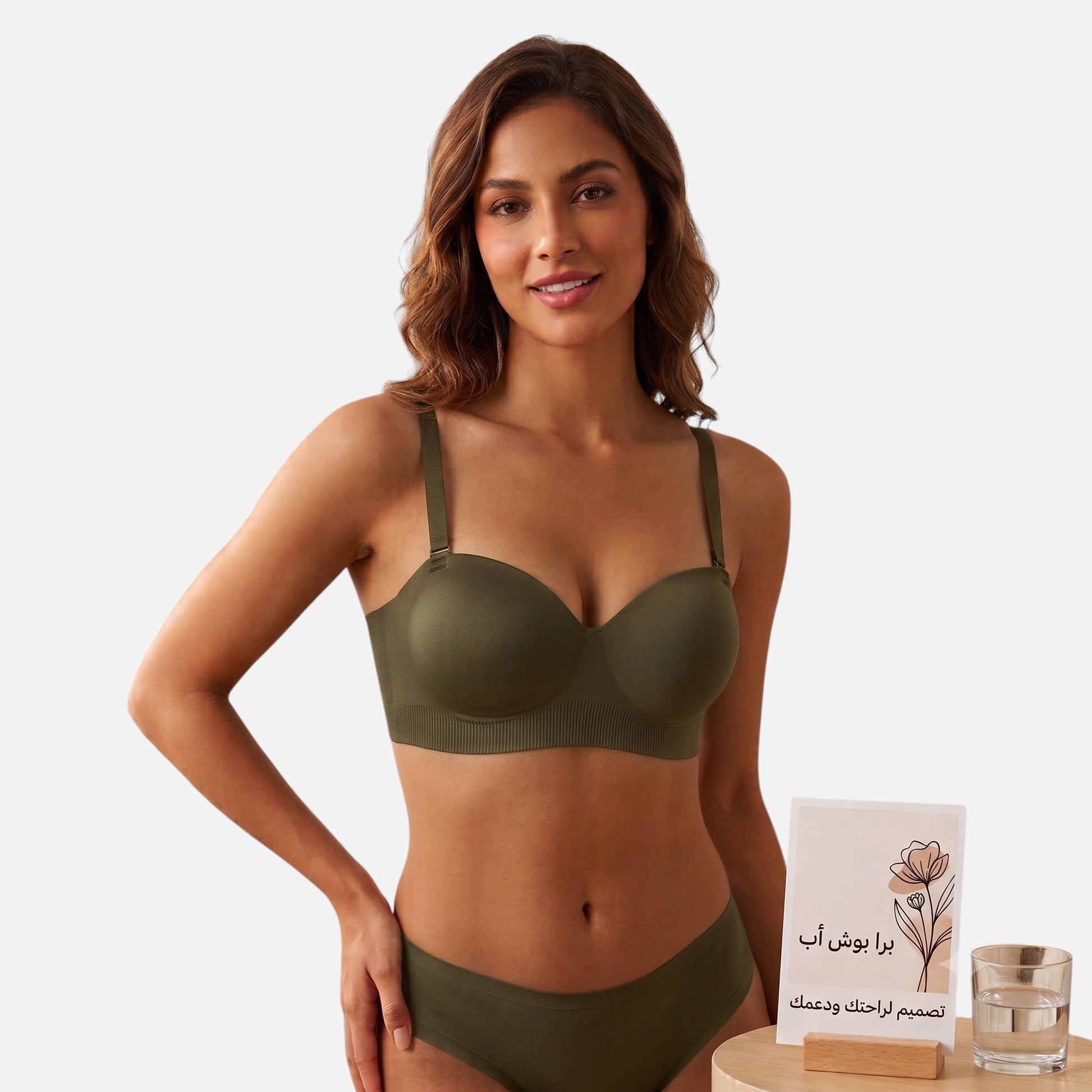 عارضة أزياء ترتدي حمالة صدر بوش أب خضراء مقصوصة بالليزر من Shopyneer بتصميم مريح وغير ظاهر تحت الملابس