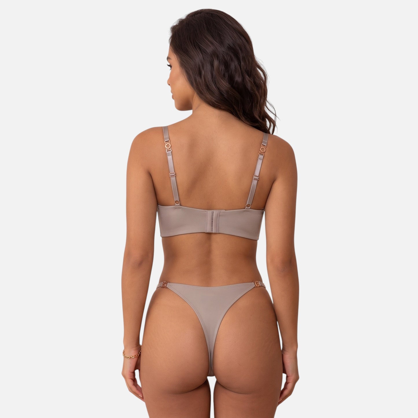 طقم Shopyneer من حمالة صدر سلكية وملابس داخلية سترينج بلون بيج سادة وتصميم أنيق ومريح
