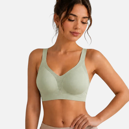عارضة ترتدي حمالة صدر Shopyneer باللون الأخضر الفاتح، مصممة لدعم المقاسات الكبيرة بخامة ناعمة ومريحة